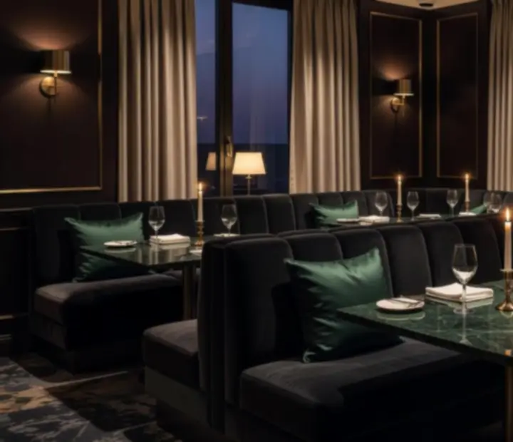 Tmavý luxusní interiér restaurace s měkkým světlem a nadčasovým designem