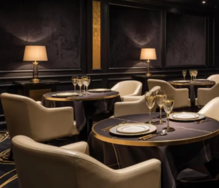 Atmosférický VIP salonek s tlumeným světlem a elegantním stolováním